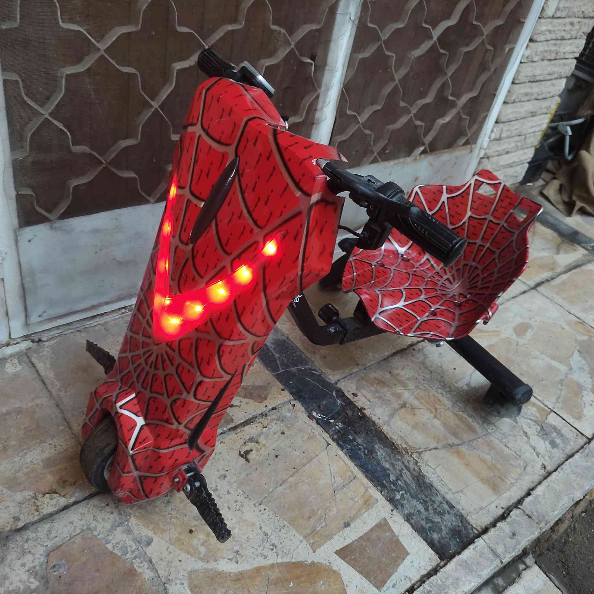 السلام عليكم ورحمة..
سكوتر للبيع اخو الجديد استعمال شهر السعر 130 بي مجال مكان بغداد  الكرخ 
مكلف بلنشر للاتصال ***********
