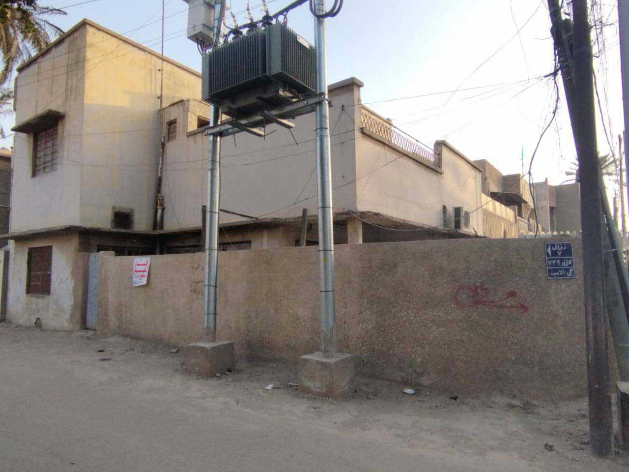 دار  للبيع – ركن على شارعين في قلب المشتل في محافظة بغداد
مميّز بمساحة 152م² طابو صرف، موقع ركن على شارعين، في واحدة من أرقى وأهدأ مناطق المشتل – خلف كراج بعقوبة القديم.

الدار طابقين:

طابق أرضي: كراج، حديقة، هول، استقبال، مطبخ، حمّام.

طابق ثانٍ: غرفتان .
البناء قديم قابل للسكن  مع قابلية عالية للتطوير أو الاستثمار.

مناسب للراغبين بالخصوصية والموقع الذهبي، ولمن يبحث عن عقار نادر يرتفع سعره باستمرار.

للاستفسار الاتصال بالرقم التالي :
***********

---
