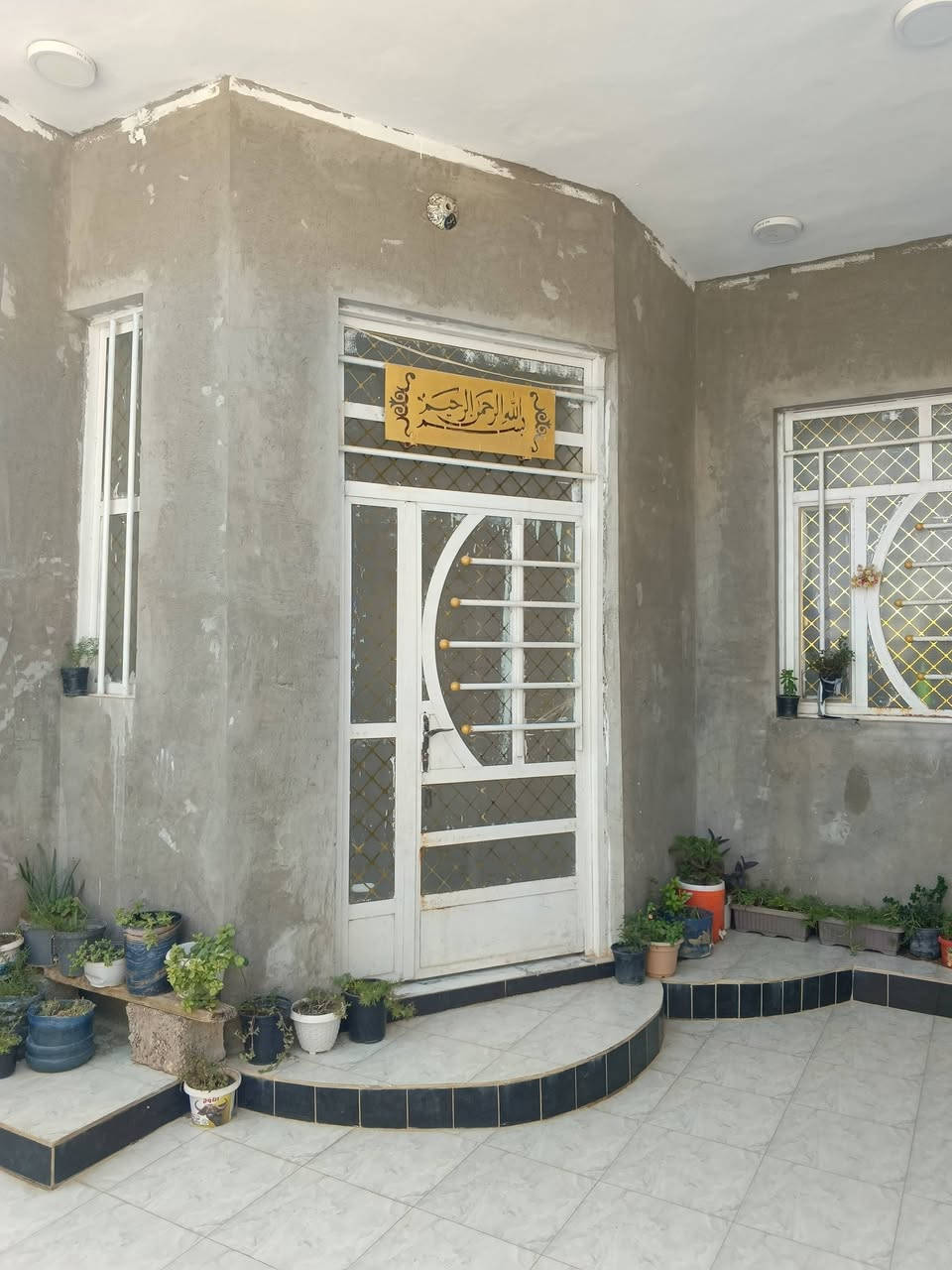 السلام عليكم
بيت اللبيع مساحته 200 متر طابو صرف قرب جامع صهيب الرومي/ بعقوبة واسواق سما يبعد عل شارع العام 50 متر 
مكون من 5 غرف نوم 
ستقبال 
مطبخ 
3حمامات 
3 صحيات 
كامل مكمل السعر 165 وبي مجال
رقم الهاتف ***********
