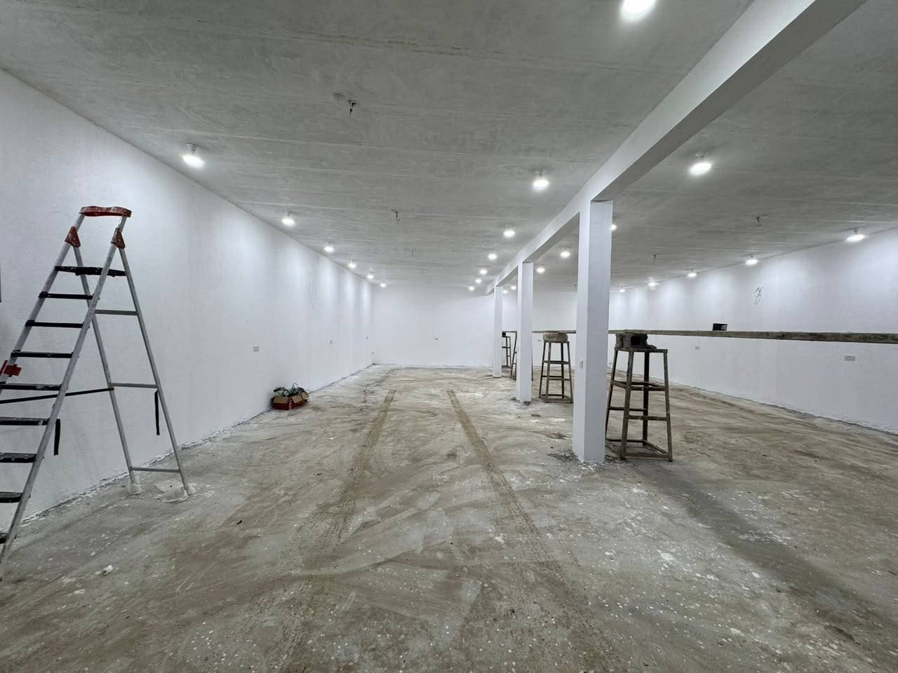 مجمع للايجار..مساحة الطول 17متر.العرض12
مكان ..سوق شيوخ 
على طريق شريف الرضي 
الاستفسار التصل ع رقم . 
***********
