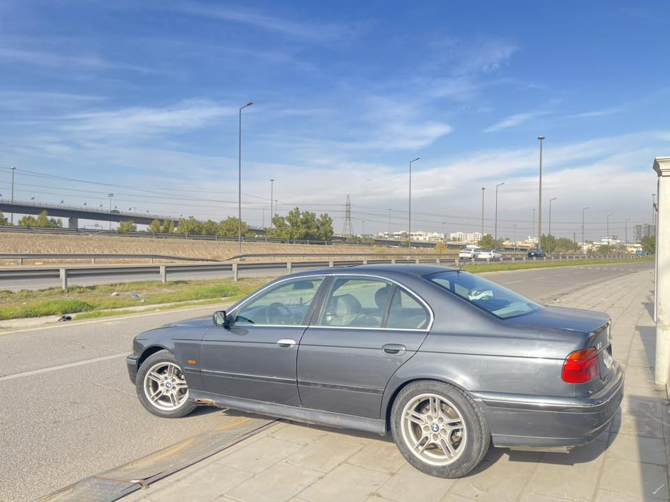 السلام عليكم للبيع او مراوس بسيارة عالية وانطي فرق
بي ام صقر موديل ١٩٩٧ حجم ٥٢٨
محرك ٢٨٠٠ بلادي بحالة جيدة
كير تبترونك بحالة جيدة
تخم ويل M
جام اوتوماتيك
سلايت طكتين 
صدر  امامي وخلفي + تخم تاير جديد بدون نقص
تبريد قطعتين  ثلج 
تدفئة شغالة
شاشة + كامرة
سنتر لوك سكيورتي أبواب + جام
غرفة كهرباء + جلد نظيفة جداً
بردة خلفية كهرباء بلاديه
سيدي جنجر
باتري جديد
منظومة بانزين جديدة كلها
تحكم ستيرن

السيارة بدون حادث وبدون معجون 
السيارة نقصها  فقط دوسة السايق بيها طخة واضحة وباسمي رقم بغداد تحويل مباشر

السعر ٩٥ ورقة وبيها مجال بعد المعاينة
والسوك كلشي موجود بي
مكاني حي الجامعة ملا حويش او ابو غريب حي المهندسين 
***********
***********
