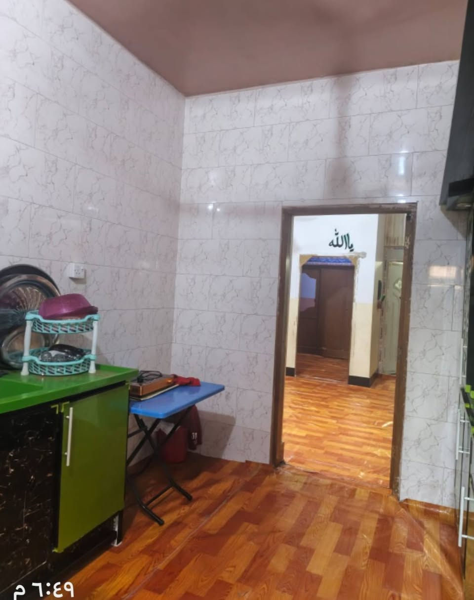 للبيع  دار سكن 100 متر. زراعي سند 25  غرفه  صاله استقبال مطبخ صحيات  داخليه وخارجيه. البو جاسم قرب الملعب ومولدة عامر السعر 21 الاستقبال خاص او   الاتصال ب ***********
