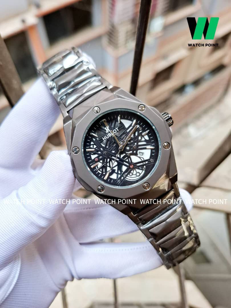 ساعة هوبلو (Hublot) بتصميم عصري جريء
​تجمع هذه الساعة بين الفخامة الرياضية والتصميم الهندسي المبتكر. تتميز بميناء هيكلي (Skeleton) يكشف عن تفاصيل الحركة الداخلية المعقدة، مما يمنحها مظهراً تقنياً فريداً.
​الهيكل: تصميم مسدس الزوايا بلمسة فضية مطفية (Matte Finish) مع البراغي الظاهرة التي تعكس هوية الماركة.
​السوار: معدني متصل بتصميم هندسي مريح يتناسب مع معصم اليد بانسجام.
​الإطلالة: خيار مثالي لمن يبحث عن ساعة "فريدة" تلفت الأنظار وتناسب المناسبات الرسمية والكاجوال الفاخرة
السعر :


**إذا كنت صاحب هذا الإعلان وتريد حذفه لأي سبب، رجاءا أرسل رسالة إلى الدعم الفني**