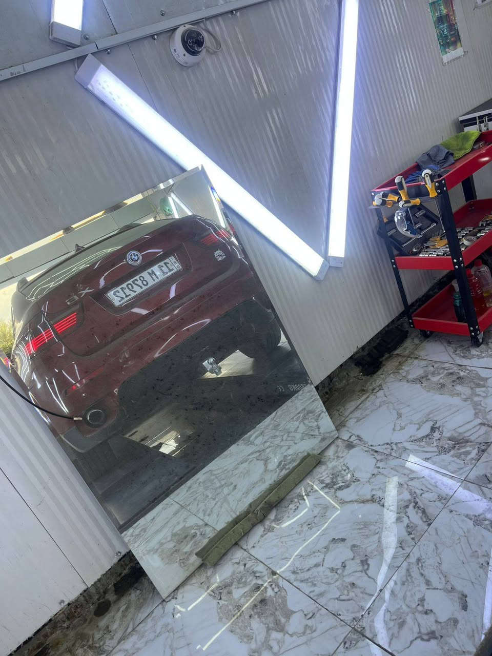 السلام عليكم بي ام 2011 x sixسياره جاهزه من كلشي اي نقص مابيهه  مكينه مرغوبه 3000 تيربو رقم بغداد باسمي بيع او مراوس سعر السياره  165 وبيهه مجال بسيط سياره فول مواصفات واحد على واحد مكان السياره بغداد  ***********
