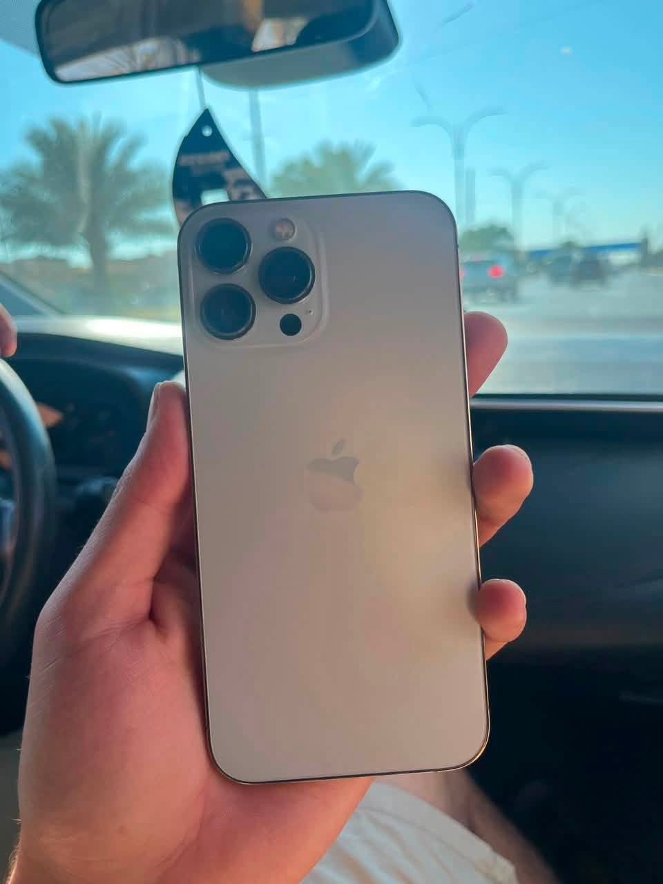 سلام عليكم ايفون 13pro max 
بطاريه 92 
مبدل شاشه متوسطه فيس ايدي شغال
ذاكره 256
مكاني كربلاء للاستفسار ***********
السعر 500 وبي مجال
