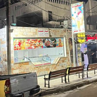 الدار للبيع المساحة 240م  20*12 الموقع تجاري يحتوي على مطعم ومرطبات لل...