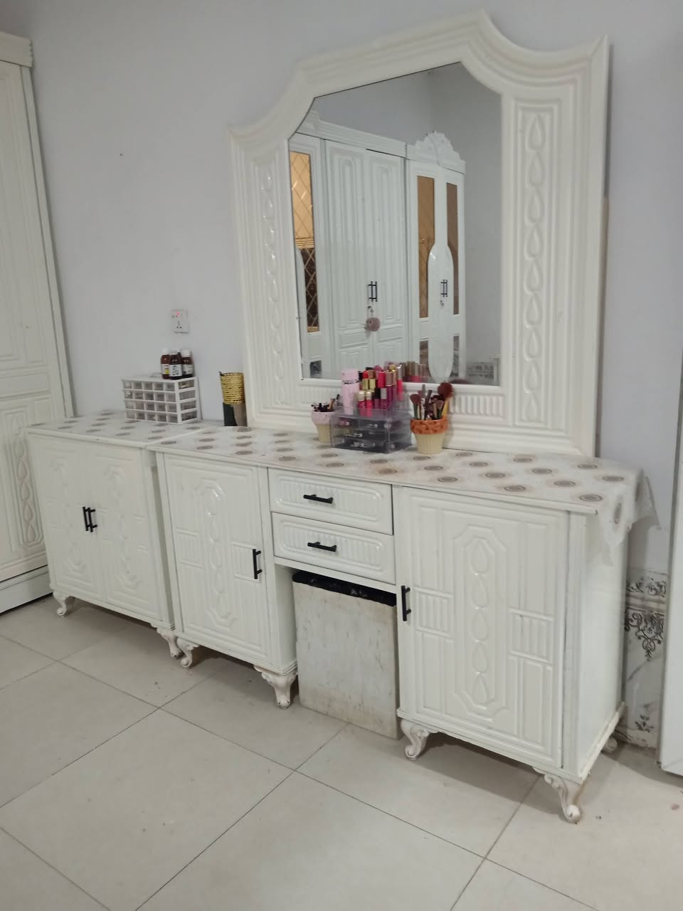 السلام عليكم غرفة نوم حطاطة عراقية صبغ حراري استخدام اقل سنه نضيفة سعرة ٩٠٠ وبيها مجال ***********
