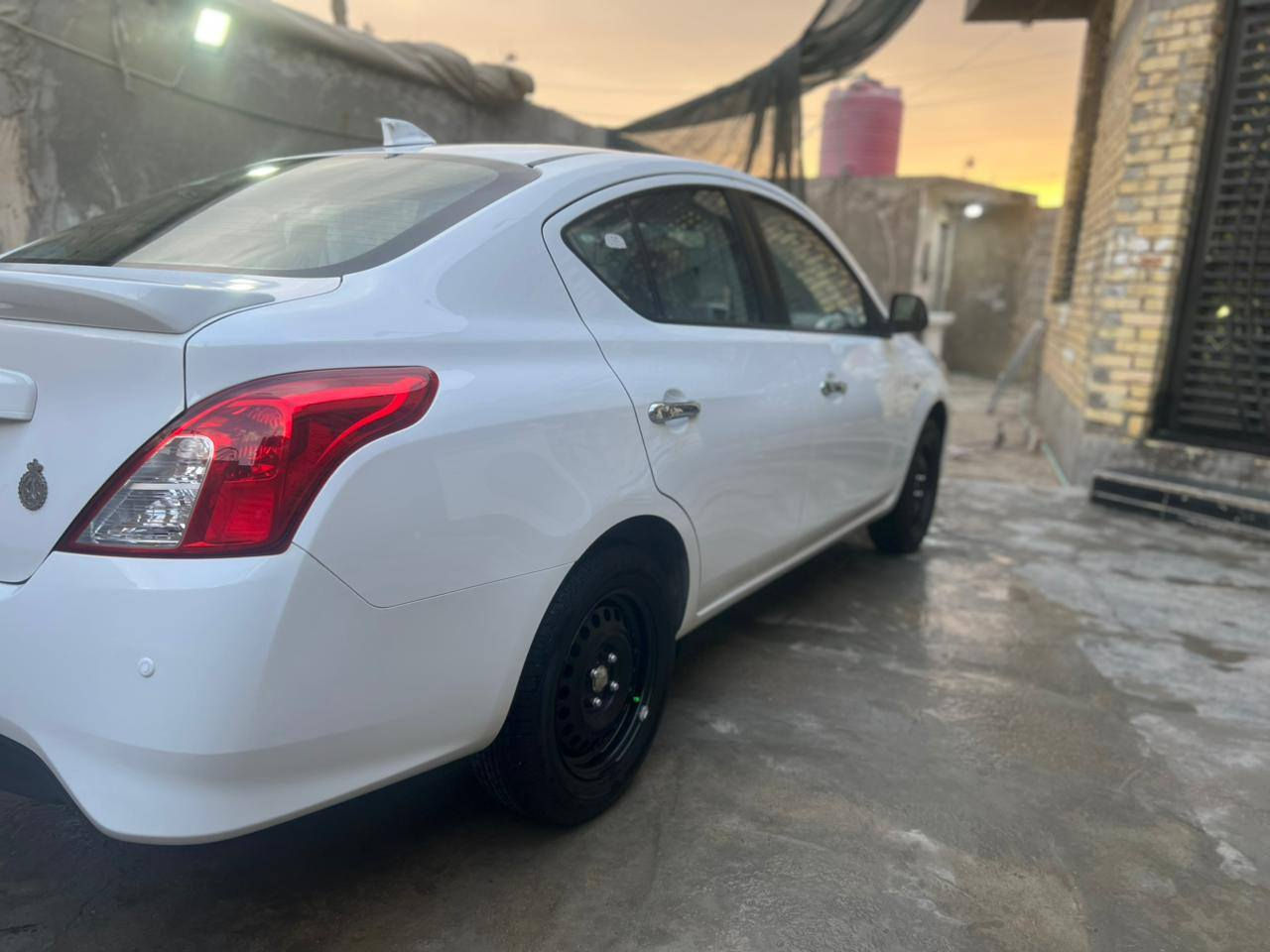 سلام عليكم  نيسان سني هندي مديل 2024 بليته زركه باسم شركه (وكاله مجاني سياره كفاله من زلغه ماشيه 2000 يعني زيرو ماصادره وكاله بيها السعر /134 بيها مجال قليل *********** /*********** مكان البصره شط العرب
