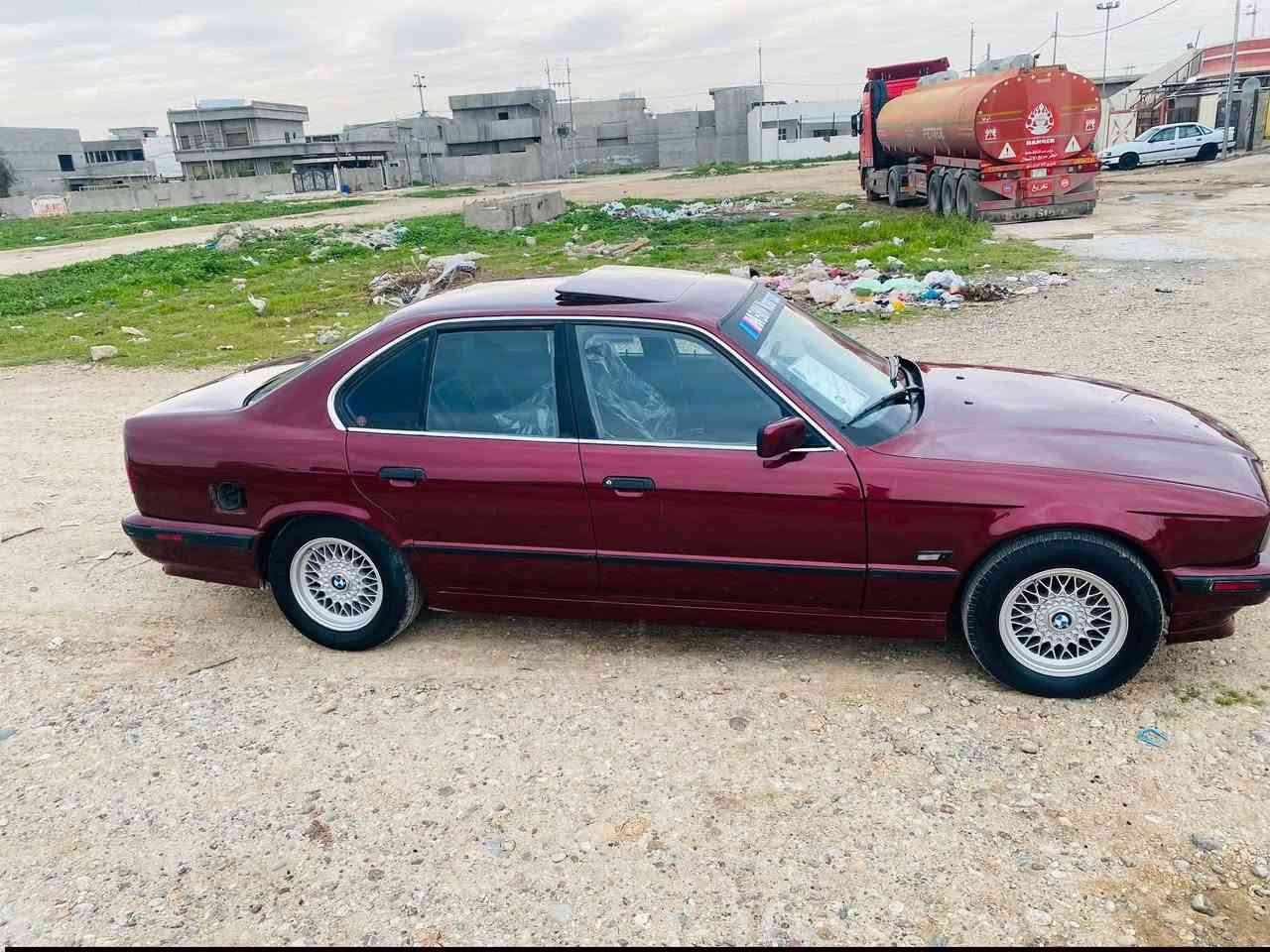سلام عليكم سيارة للبيع بي ام دبليو موديل 1992 بجم عريض كير محرك شرط سياره اصل 525 كير اوتماتيك سياره بيه ضربة بطرف سائق سايق خفيفه داخل جلد سياره حلوه سياره سنويه ل 27 ينتهي مشروع وطني  رقم كركوك السعر 50 وبي مجال الرقم ***********
