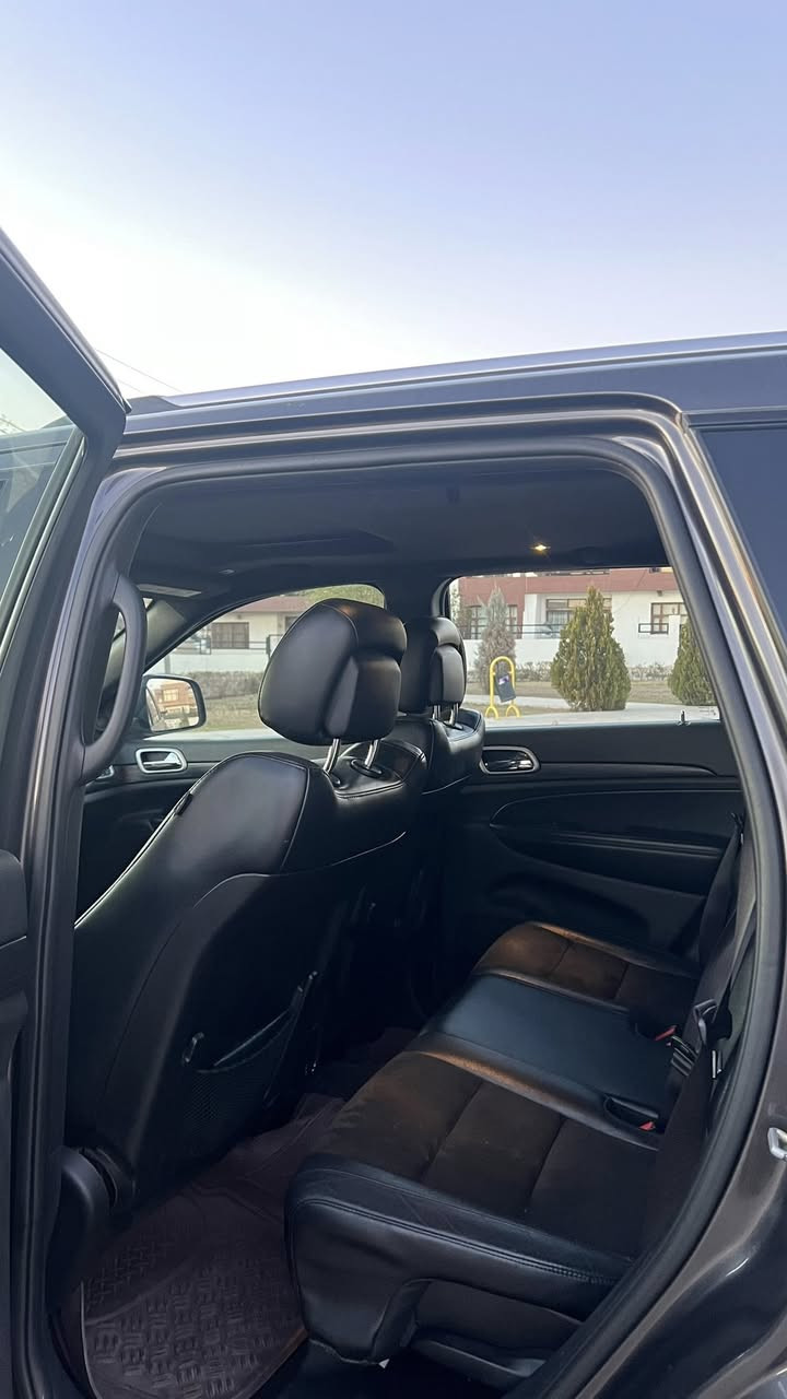 سلام عليكم
جيب
2019 
الموصفات بلاك توب 
كامره خلفيه 
مثبت سرعه 
فتحه 
ايكو+سبورت 
فور ويل
ضرر قطعه ومكانين بارد 
جاملغ خلفي السكن صبغ فقط
بدون ايرباك 
ماشيه 171283 الف Km
رقم الشاصي 1C4RJFAG4KC774336
السياره مال جناي منقصها شي 
محرك 3.6L V6 
سعرها 255$ بيها مجال قليل 
التواصل ***********
