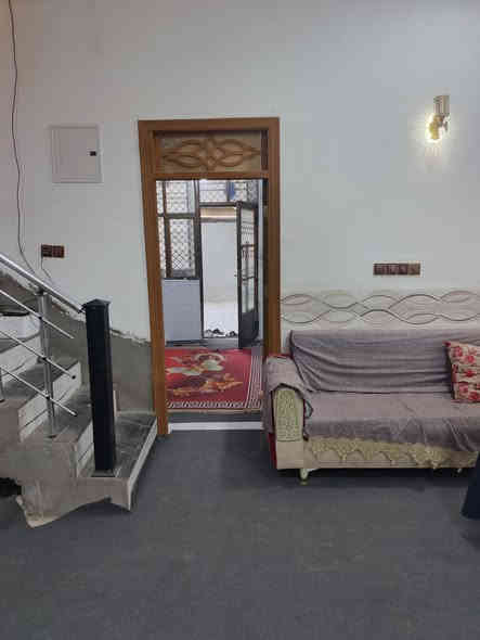 بيت للبيع المساحه 200متر كافة الخدمات ماء مجاري تبليط غرفتين نوم وصاله ومطبخ وستقبال صحيات داخليه وصحيات خارجيه جاهز للسكن اي نقص مابيه بناء طابوق جمهوري عنوانه طويريج حي الجمعية شارع مدرسة نبع المعرفه الاهليه قريب على الشط السعر 85مع المجال للتواصل ***********مكتب عقارات المحاسن
