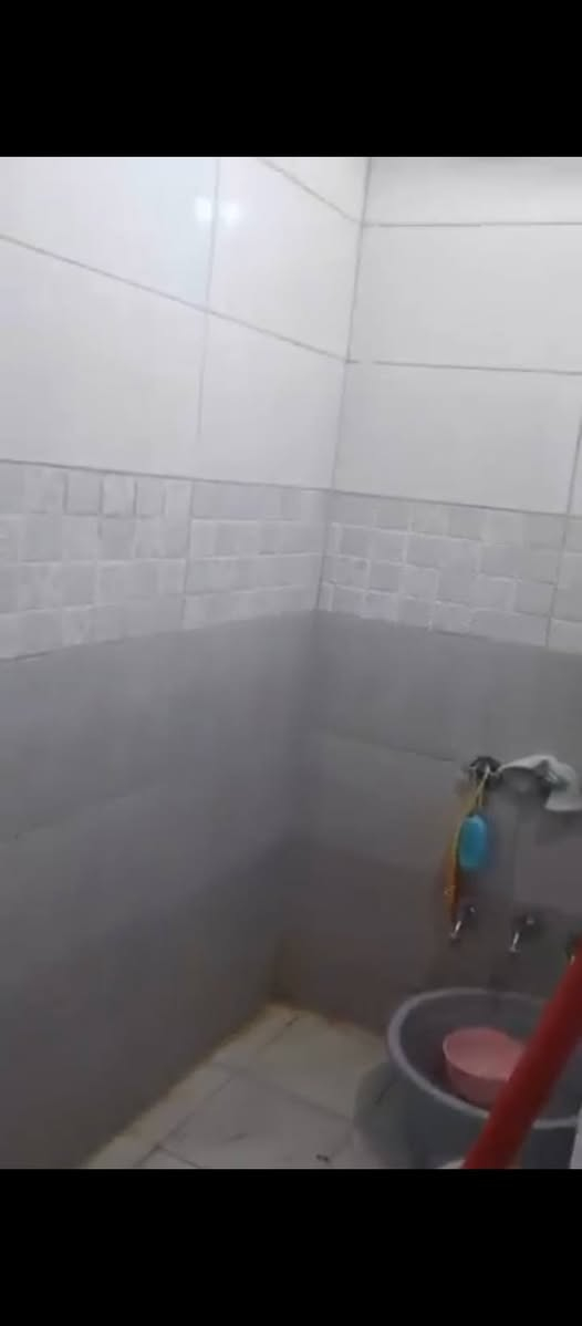 سلام عليكم بيت للبيع خلفي مساحة 80متراستقبال صالة صحيات غرفة نوم جوة وفوك غرفة نوم العنوان الكفات زراعي السعر 60وبي مجال هاتف ***********
