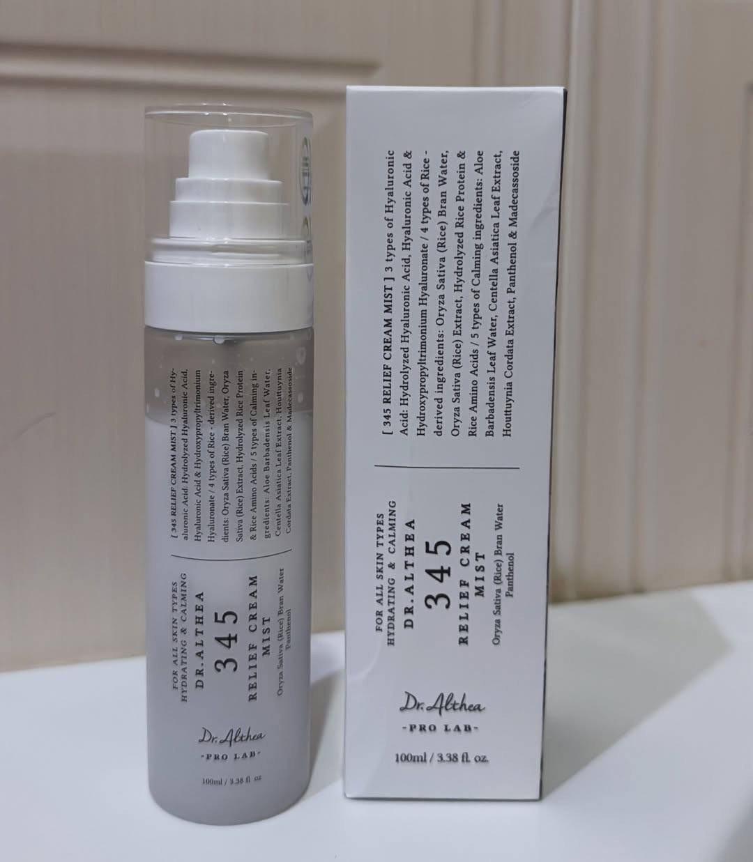 Dr. Althea 345 Relief Cream  الكوري 🇰🇷🇰🇷Mist،  بخاخ كريم
 
يستخدم لترطيب البشرة وتهدئتها. إليك شرح عن مكوناته
 وفوائده:😍
1. مكوناته الرئيسية:🤩
حمض الهيالورونيك: يساعد في جذب الرطوبة إلى البشرة والحفاظ عليها. يعمل على ترطيب عميق ويجعل البشرة أكثر مرونة ونعومة.
ماء البحر الجليدي: يساعد في تجديد البشرة وترطيبها.
مستخلصات نباتية: مثل Centella Asiatica (التي تهدئ البشرة) و Aloe Vera (التي ترطب وتحسن البشرة).
بروتينات الريتينول (Retinol Proteins): تعمل على تعزيز تجديد الخلايا وتحسين مرونة البشرة.

✅الفوائد:
ترطيب عميق: يعمل على حماية البشرة من الجفاف وتحقيق ترطيب طويل الأمد.
تهدئة البشرة: يساعد في تقليل التهيجات الناتجة عن العوامل البيئية أو التلوث.
✅مناسب للبشرة الجافة والمختلطة: لأنه يمنح البشرة التوازن بين الترطيب والراحة.👍
يخفي أثار حب شباب😍ز الراحة والسهولة عند الاستخدام، حيث يمكنك رشّه بسهولة على البشرة.
المنشأ كوريا الأصلي 🇰🇷🇰🇷

السعر 13الاف يوجد توصيل جميع محافظات العراق


**إذا كنت صاحب هذا الإعلان وتريد حذفه لأي سبب، رجاءا أرسل رسالة إلى الدعم الفني**