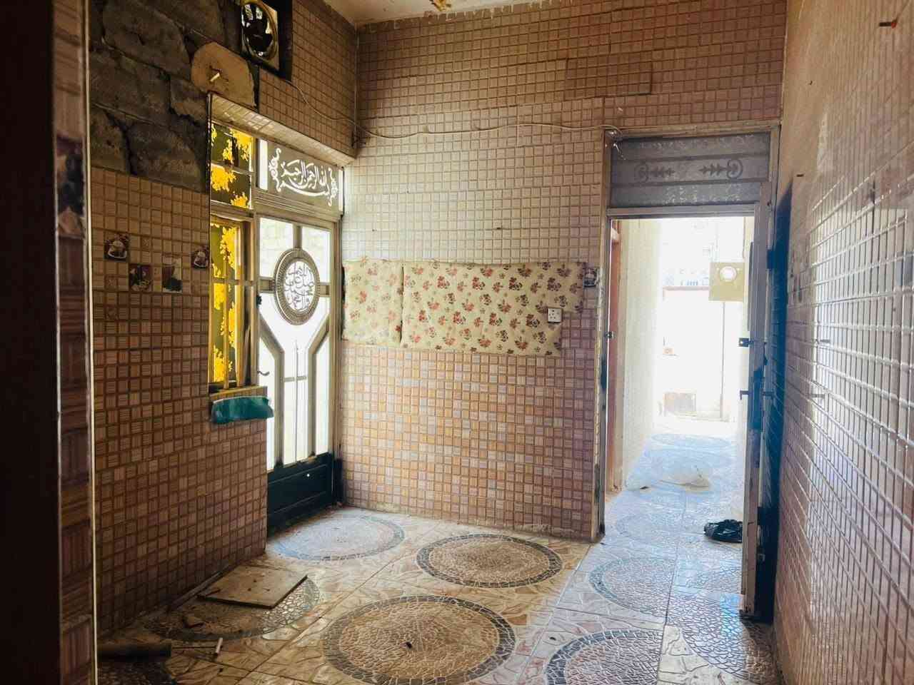 - بيت بحي الجامعي 100 متر رقم
- قريب على المدرسة الصينية والشارع الرئيسي
- الشراي يتفضل خاص


**إذا كنت صاحب هذا الإعلان وتريد حذفه لأي سبب، رجاءا أرسل رسالة إلى الدعم الفني**