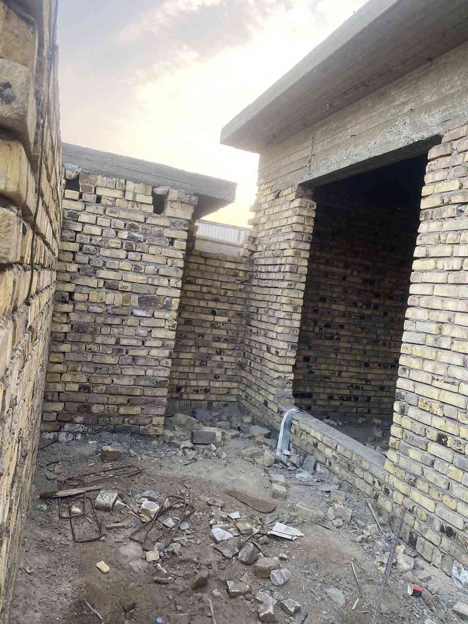 دار هيكل زراعي سند25  للبيع 🏠
📍 شارع 80 /مقابيل مول نون 

📐المساحة 180م 
•واجهة 9 ونزال 20 
مواصفات البناء :
• طابق واحد 
•بناء حديث (طابوق +كونكريت) 
•يحتاج تشطيب فقط 

•يتكون الدار من : 
•استقبال 
• مطبخ (حار+بارد)
•صالة مع حديقه داخليه 
• غرفه نوم 
•مجمع صحيات عدد 2 
تصميم هندسي كلش مرتب 

📍موقع قريب جدا على شارع عام الرئيسي خلف محلات 

للاستفسار اكثر ***********
