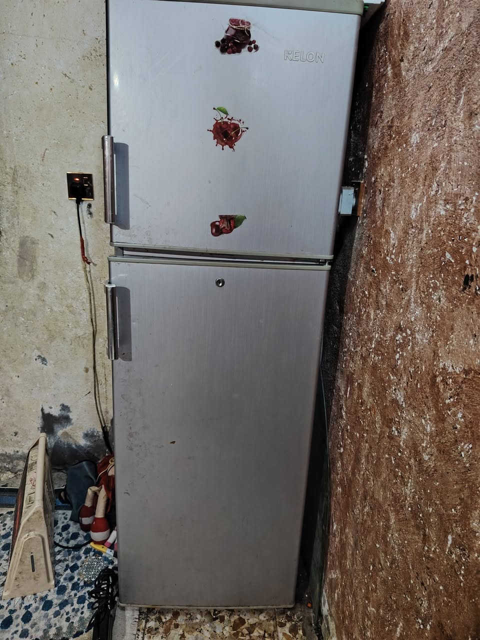 ثلاجه للبيع نضيفه شوف العين السعر ١٧٥ وبيه مجال بصي مكاني بابل شارع ٦٠ قرب كراج الموحد الشراي يتصل ***********
