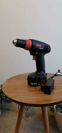 دريل كهربائي • بطارية • شاحن