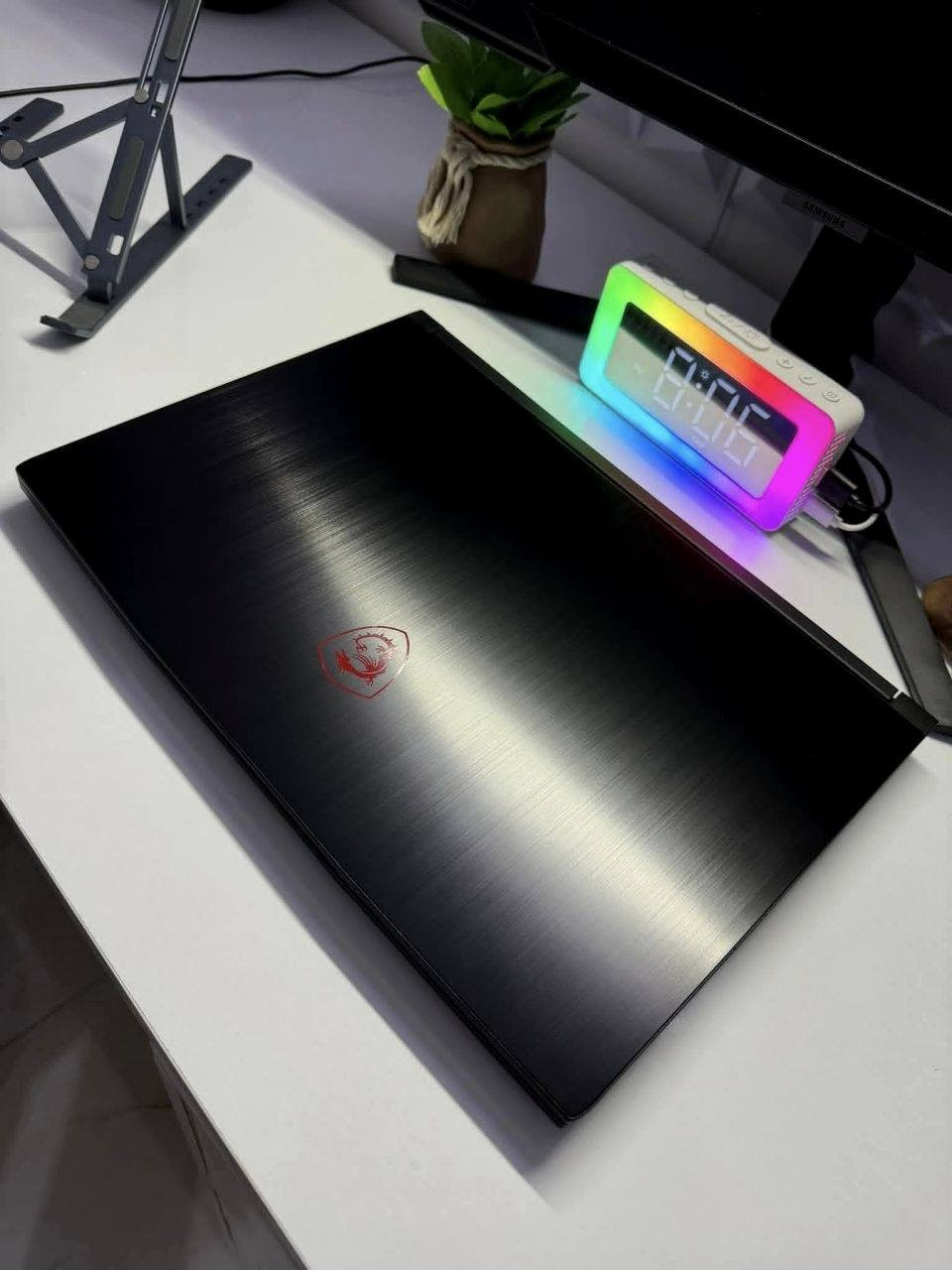 السلام عليكم شباب
لابتوب كيمنك من Msi احترافي من فئه GF63 
لابتوب بالكارتونه كامل مكمل نضافه ٩٩% بدون اي ملاحظة مضمون 
ياتي بعتاد 
شاشه حجم 15.6 انش نحيفه بمعدل تحديث ١٤٤فريم الوان بدقه 100%SRGB خامه LED 

معالج احترافي من انتل
Core i7-12650H 16Cpu TURBO boost 5.20GHZ  
الجيل الاثنا عشر فئه H للاداء الثقيل 

كرت الشاشه منفصل خرافي من 
NVIDIA RTX 4060-8GB DLLS3 + FRAME GEN 
بخواص توليد الاطارات الخارقه 

رامات حجم 16GB قابل للتطوير
هارد 512M.2 و ايضا قابل للاضافه والتطوير 

بطارية ثلاث ساعات عمل وحسب 

كيبورد معرب وكاله احمر تفاعلي 
صوت ستيريو محيطي من HI-RIS مجسم 

اكيد الجهاز خارق لكافه الكيمنك وبرامج الهندسة و صناعه المحتوى كافه 

مع الكارتونه و الشاحن وماوس كيمنك 
السعر مليون و ١٧٥ الف نهايته
بغداد و ايضا يوجد توصيل لكافه الاماكن 
تواصل***********
