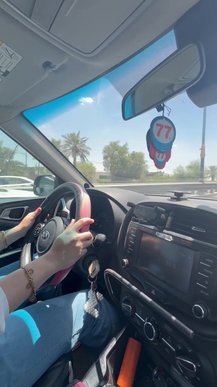 كل متدرب بداية مشواره بالسياقه يكون عنده ارتباك وخوف من الشارع وهذا الشي طبيعي 
بس احنه بدورنه كمدربين نزرع الثقه والقوه والشجاعه عند المتدرب حتى نصنع منه سائق محترف 

وهنا متدربتي بداية مشوارها بالسياقه وان شاء الله القادم افظل واجمل 

تحياتي للجميع 
مروه الخفاجي لتعليم قيادة السيارات
بغداد 
كرخ -رصافه 
للحجز
***********
