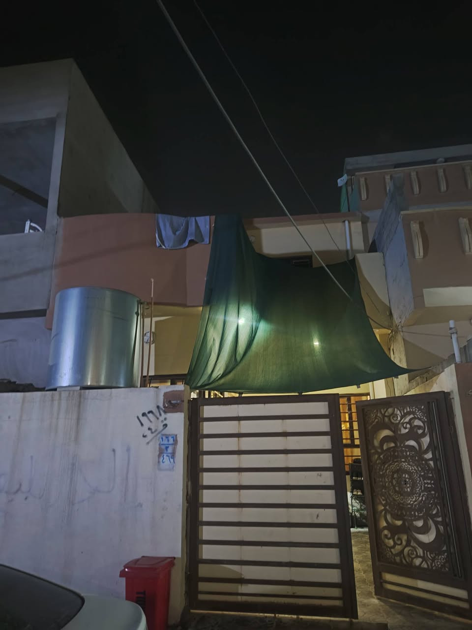 السلام عليكم بيت 100 متر جمعيه زيونه الثانيه قريب على حي سومر  بيت مكون من غرفه هول واستقبال مطبخ صحيات البيت بي كرت مال بلديه السعر 70 بي مجال الاستفسار اتصل على الرقم//***********
