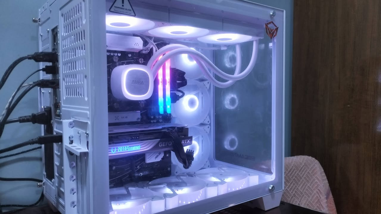 سلام عليكم 

🔥🔥  مكلف بالنشر 🔥🔥

🔥 للبيع PC Gaming قوي – استخدام خفيف 🔥

المواصفات:

- المعالج: Ryzen 7 7800X3D
- مبرد: مائي 360 RGB
- كرت شاشة: Zotac RTX 4070 12GB
- الرام: 32GB DDR5 (6000MHz) RGB
- المذربورد: ASUS B650 Plus
- الباور: 750W Gold
- التخزين:   
  • SSD Lexar 512GB
  • M.2 TeamGroup 1TB
  • SSD Kingspec 512GB
- الكيس: ESGaming Seaview 2000 (تهوية ممتازة وشكل حلو)

💻 الجهاز قوي جداً للألعاب الثقيلة + المونتاج والتصميم
🎮 يشغل كل الألعاب على أعلى الإعدادات بدون مشاكل

📦 استخدام قليل  +  الكراتين موجودة
📍 الموقع: بغداد – الحسينية

📞 السعر: اتصل على الرقم ***********

📩 للجادين فقط
