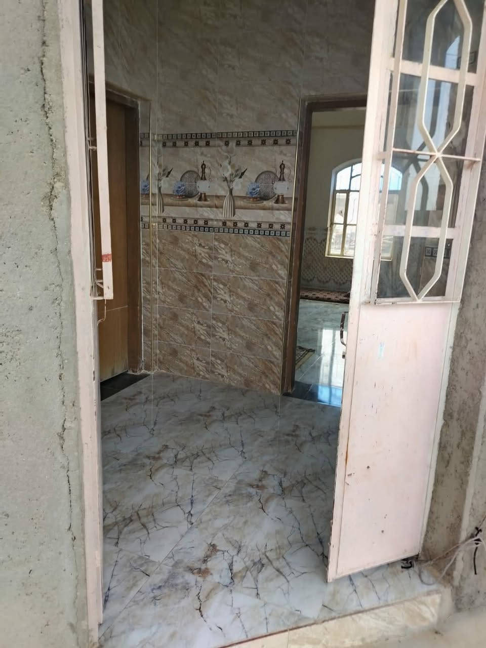 مكلف بالنشر
بيت معروض للبيع في القائم قرب جامع مصعب بن 
عمير 
بيت طابو ركن ع ثلاث شوارع 
مساحه البيت 350م
يحتوي ع استقبال مساحه 5-9
 وغرفتين نوم مساحه 5-4
وهول مسحاته 5-4
والهول والاستقبال والكليدور سيراميك 
والطابق الثاني مو كامل 
للاستفسار ***********
