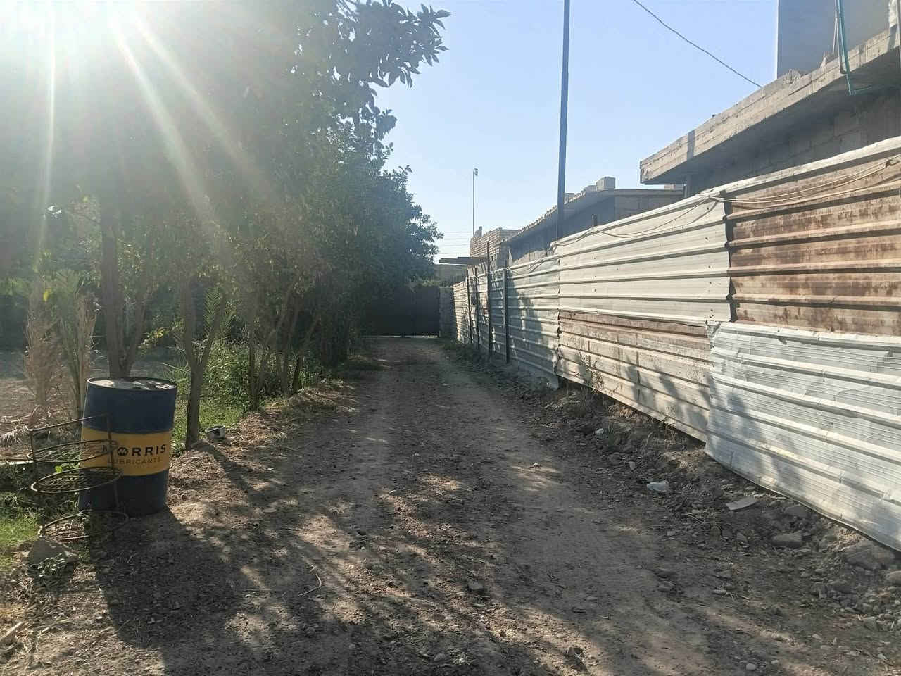 بيت سكني للبيع 📍الموقع: المصلحية – خلف مضيف الشيخ خليل النوار  
طابو سند (25).
المساحة: 1350 م
يتكون البيت من
* غرفتين.
* صالة.
* هول.
* مطبخ.
* صحيات داخلية وخارجية.
موقع هادئ ومعزول، ويضم حديقة كبيرة مزروعة بأشجار الحمضيات والتين، و أشجار النخيل، منها نخيل البرحي.
تواصل : ***********
