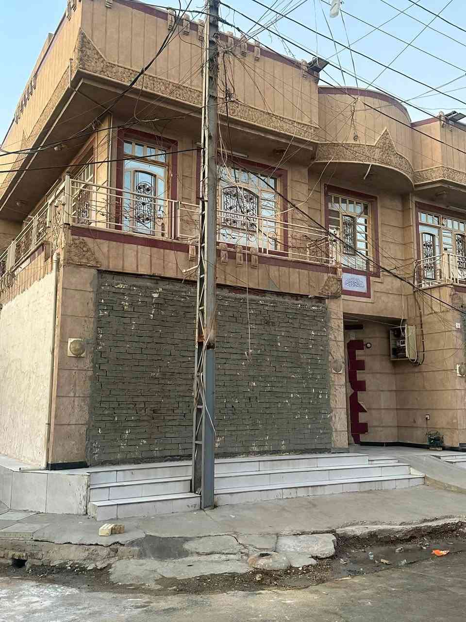 السلام عليكم بيت للبيع في البياع شارع (3) ركن مساحة العقار 120 متر مكون من 4 غرف وغرفه طابق الاخير للاستفسار الاتصال ***********
