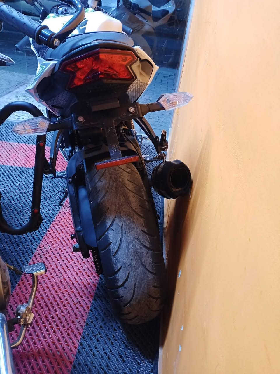 السلام عليكم اخوان
للبيع كاوسكي نينجا 2016

5وضعيات للقياده 

نظام ABS

نظام سكيورتي 

دراجه ماشيه 60الف حقيقي 

مكفوله كفاله عامه ما عدا كفر يسرى تجاري فقط 

دراجه نضافه 10/10

والسعر نار

لتواصل/***********
