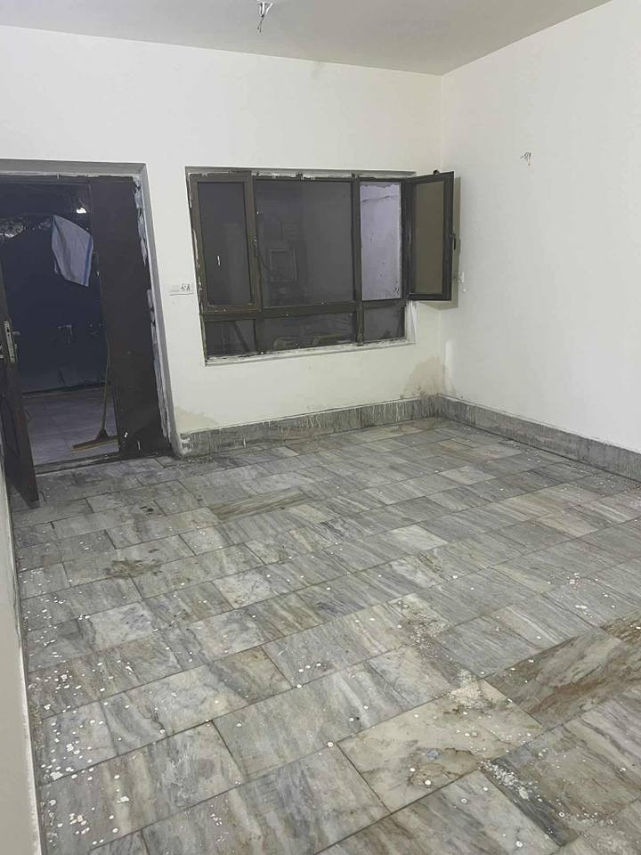 ***********  ابو احمد
سلام عليكم  دار زراعي للبيع سند 25 مساحة 75 متر. واجهة 8متر. يحتوي على طرمة وصالة ومطبخ وخدمات  طابق اول غرفتين نوم  وحمام  طابق ثاني بيتونة وسطح.  الموقع بغداد حي تونس افاق عربية او خلف شركت تيوتا عل طريق سريع محمد القاسم.   الدار مئجر ب500الف دينار تريده يبقة استثمار او  تريده فارغ بكيفك . خدمات فووول تبليط ماء. مجاري كهرباء اسواق مدارس كلشي يمك ومن الله التوفيق
***********  ابو احمد بغداد, العراق
