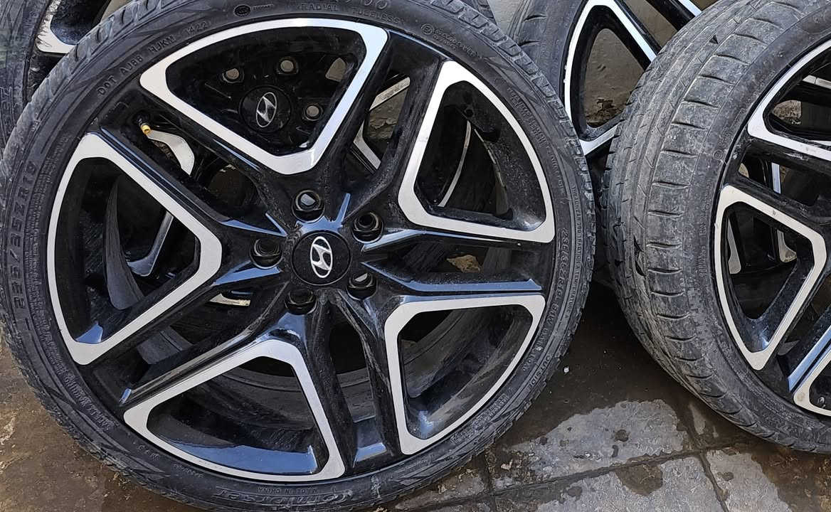 تخم ويالة رياضي قياس 19 مع التايرات لا عواج و لا تسريب هواء مستعجل على بيعتهن للاستفسار هذا الرقم :***********
