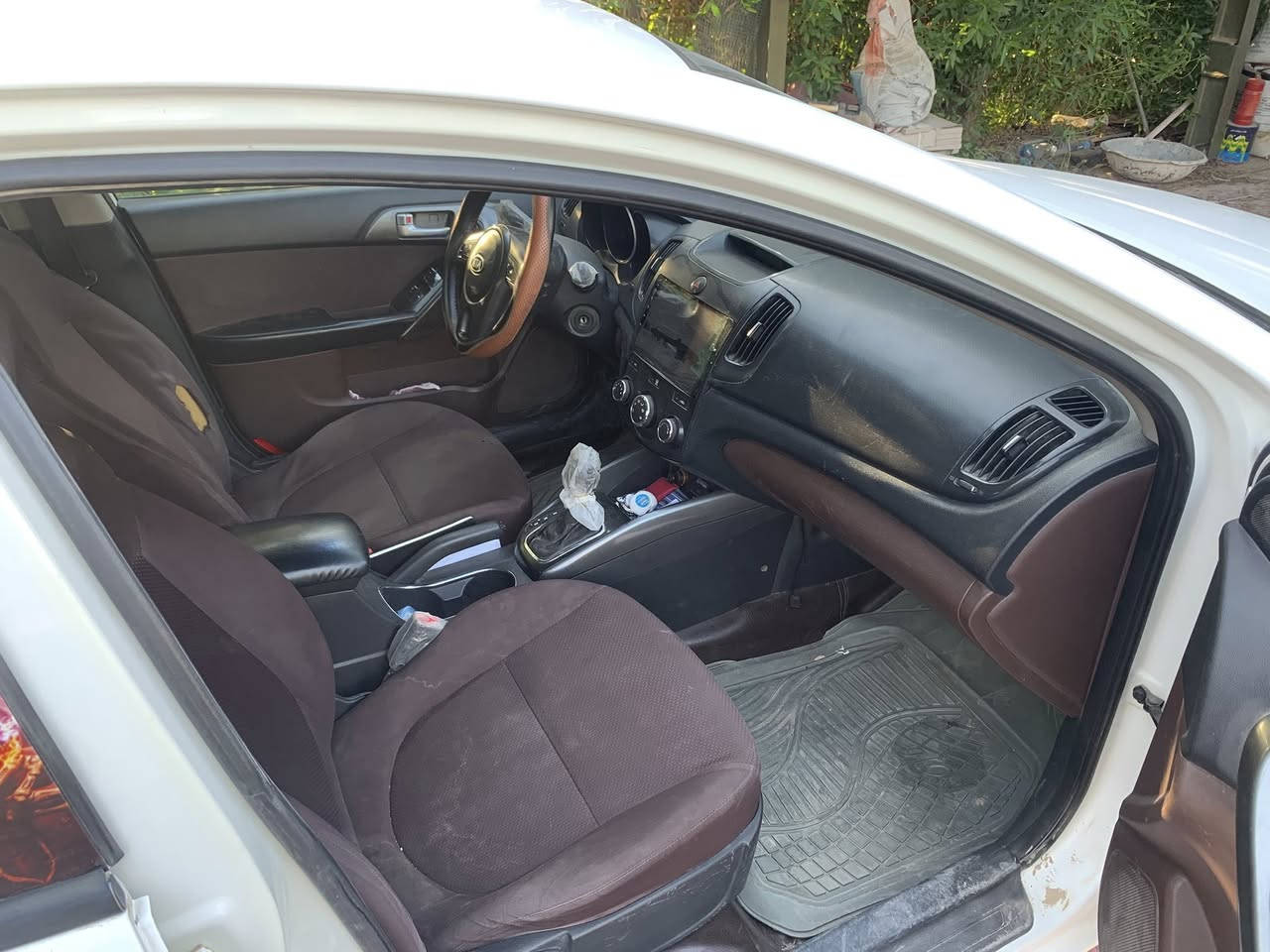 سلام عليكم كيا سيراتو موديل 2011 محرك 1600 دوش وارد امريكي بيه قطعتين باب السايق والبنيد وطلقه بالقماره كير محرك مكفولات دوانز ماكو شاشه كامره سياره حلوه وناعمه نوقصات حداده ودعميه اماميه سياره بسمي سنويه 2029 السعر 90 وبيه مجال وهذا رقمي ***********
