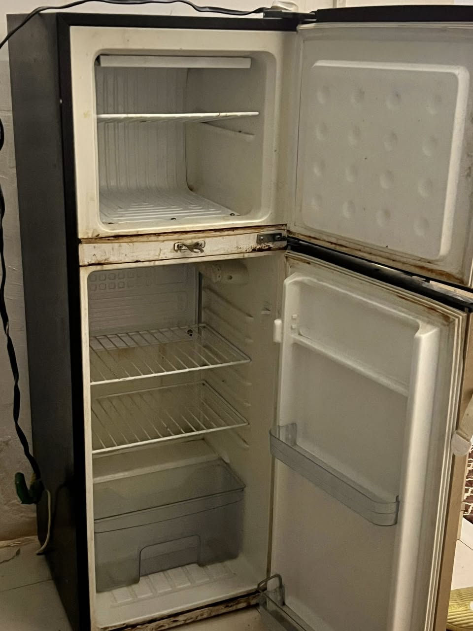 ثلاجه مستخدمه للبيع
تجميدها فول وماطورها مبي شيء 
بس الباب الجوه يحتاج ترتيب 
السعر خاص والتفاصيل كلها للي يريدها 
تنفع العوائل الصغيره


**إذا كنت صاحب هذا الإعلان وتريد حذفه لأي سبب، رجاءا أرسل رسالة إلى الدعم الفني**