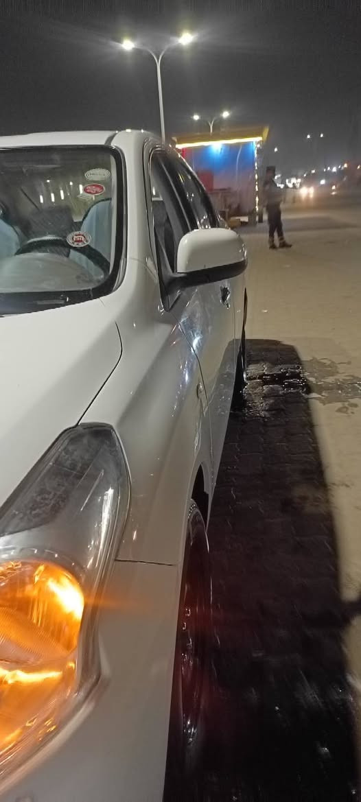 السلام عليكم
نيسان سني مديل 21
مكينة گير كفالة
حدادية تايرات جاهزة
بية بارد بالباب الخلفي عكس السايق وشوي بداير جمالغ و3 رصعات  غير ذني مابيه بعد
سيارة مدوشة بطاين بينان وكاعية جلد وصندوق وكراسي
شاشة لكزز وكامرة خلفية
سيارة مال بيت ما مشتغلة تكسي
العنوان بصرة حي الاصدقاء الرابعة
السعر 113 وبية مجال
***********
سنوية مامنتهة  بأسم شركة جاهزه للوكاله وتحويل
