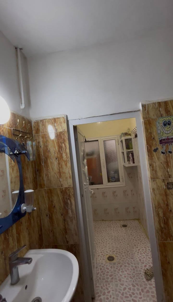 بيت طابو ملك صرف للبيع في منطقة السكك (الجربوعية) 🏡
المواصفات العامة:
 المساحة: 300 متر مربع (طابو ملك صرف).
 الأبعاد (الواجهة والنزال): الواجهة 15 متر × النزال 20 
 الموقع: موقع مميز مقابل ساحة.
 الواجهة الخارجية: يحتوي على كراج وحديقة في مقدمة البيت.
🔹 تفاصيل الطابق الأول:
 ديوانية (براني): بمساحة واسعة (الطول 10 متر × العرض 4.5 متر).
 يحتوي على 3 غرف نوم:
 غرفتين بمساحة (4 ×4 متر )
 غرفة بمساحة (5 ×4متر )
 صالة :بمساحة (5 ×4متر).
 المطبخ: نظام حديث (حار وبارد).
 الخدمات: حمامات داخلية وخارجية.
 الملحقات: ساحة خلفية مع تهوية كبيرة جداً تخدم الحمامات الخارجية.
🔹 تفاصيل الطابق الثاني والسطح:
 غرفة نوم رابعه بمساحة(5 × 4 متر).
 غرفة مخزن مستقلة موجودة بالسطح.
 السطح: يحتوي البيت على سطحين، السطح بالكامل مطبق بالشتايكر وجاهز.
السعر ١٣٠ مليون باليد +طلب ٨ مليون لدائرة السكك
لمزيد من المعلومات يرجى مراجعة مكتب المشرف للعقارات الإسكان مقابل صيدلية المستقبل موبايل حاج يحيى ***********
حاج داخل ***********
