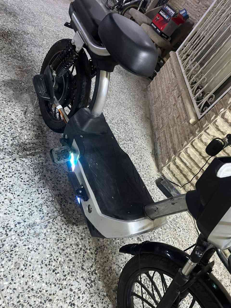 دراجة شحن للبيع الحجم ٢٢ تسع شخصين ٦ بطاريات ويني أصلية تايرات بريكات بلادي إشارة يمين ويسار ولايت قوي بك لايت ولايت بريك ٣نمر حساس ملف وحساس عقل وحساس بريك خلفي وامامي وحساس سكليتر السعر ٥٠٠ الف
سبب البيع الاهل الدراجة صارلهة يمي شهر الدراجة نظيفة اللة شاهد
لاتصال :***********  المكان بغداد
