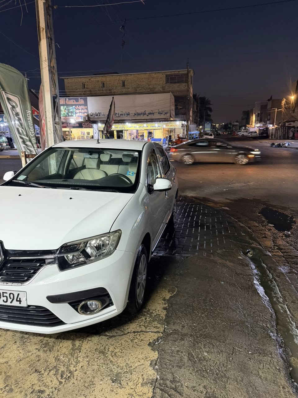 السلام عليكم رينو سمبل موديل2020 كامرة شاشة تحكمات
السيارة باسمي زيرو ماشيه 2000 فقط مكفوله من كلشي محد صاعد بلصدر😂😂😂
وسعرها كلش مناسب للجناي واليعرف بيهم..سعرها 100..شده  وبيهه مجال بسيط..***********
مكان بغداد الكرخ
