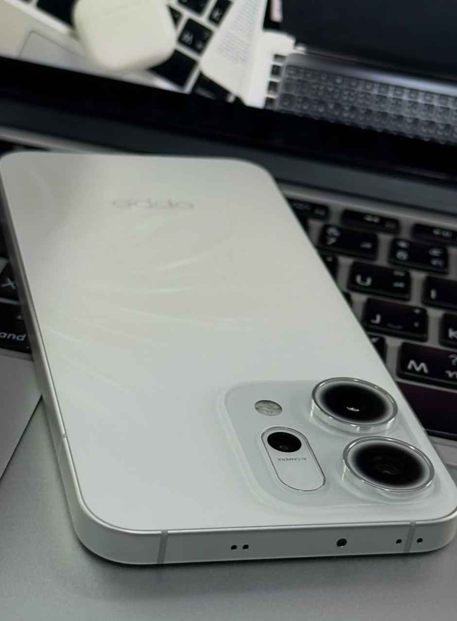 غني عن التعريف نضيف جداً 
معالج قوي Dimensity 8350
بطارية 6000 تدعم الشحن السريع 80 واط صوت ستريو عالي شاشة دقة ممتازة 120hz
الكاميرات اداء جيد جدا بتقريب 120x وخصوصا مع اضافة العدسة التلي فوتو (البورترية) القوية بتقريب 3.5x
بدون ملحقات فقط جهاز 
المكان ناصرية مركز او ناحية الفضلية واتساب *********** ناصرية, ذي قار
