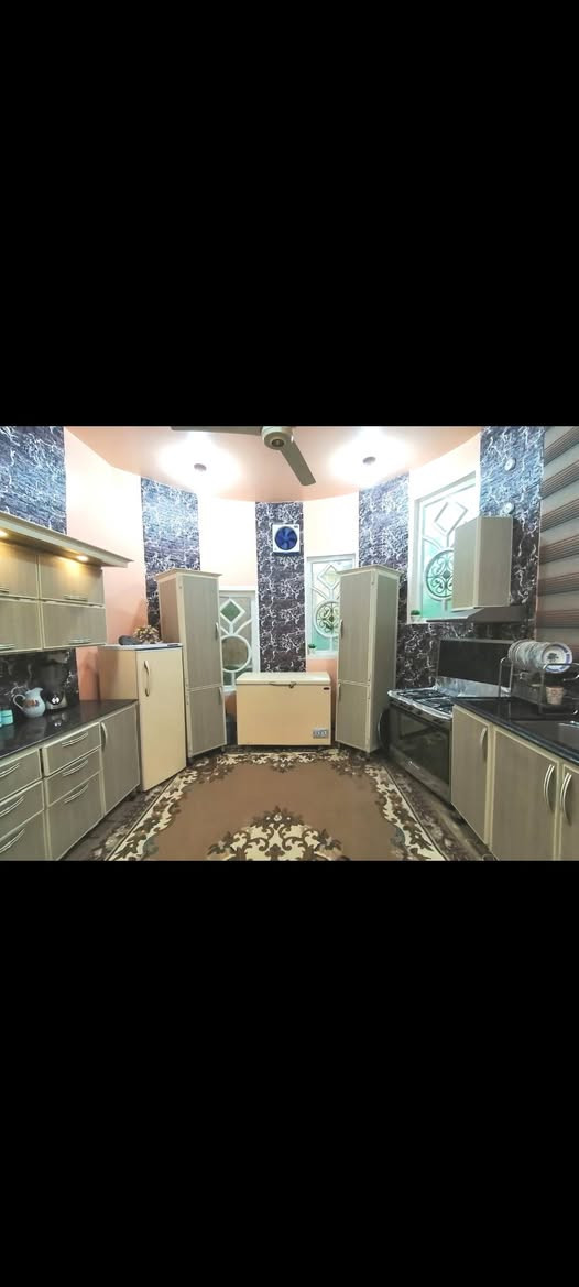 السلام عليكم بيت طابو زراعي ركن  يقع شارع  20م بمساحة  280 متر مربع بناء طابوق وكونكريت طابق واحد يحتوي على مشتملات
١.مطبخ
٢.صالة+درج دور
٣.اسقبال كبير
٤.غرفة نوم واسعة عدد٢
٥.مجمع صحي داخلي+مجمع صحي خارجي
٦.كراج
٧.حديقة
٨.ممر على شكل حرفL
 ٩.بيتونة بمساحة الصالة
خدمات كاملة ماء+مجاري+تبليط +معاملة جاهزة للتطويب ي
قريب جدا عن شارع جامعة القادسية

للاستفسار ***********
