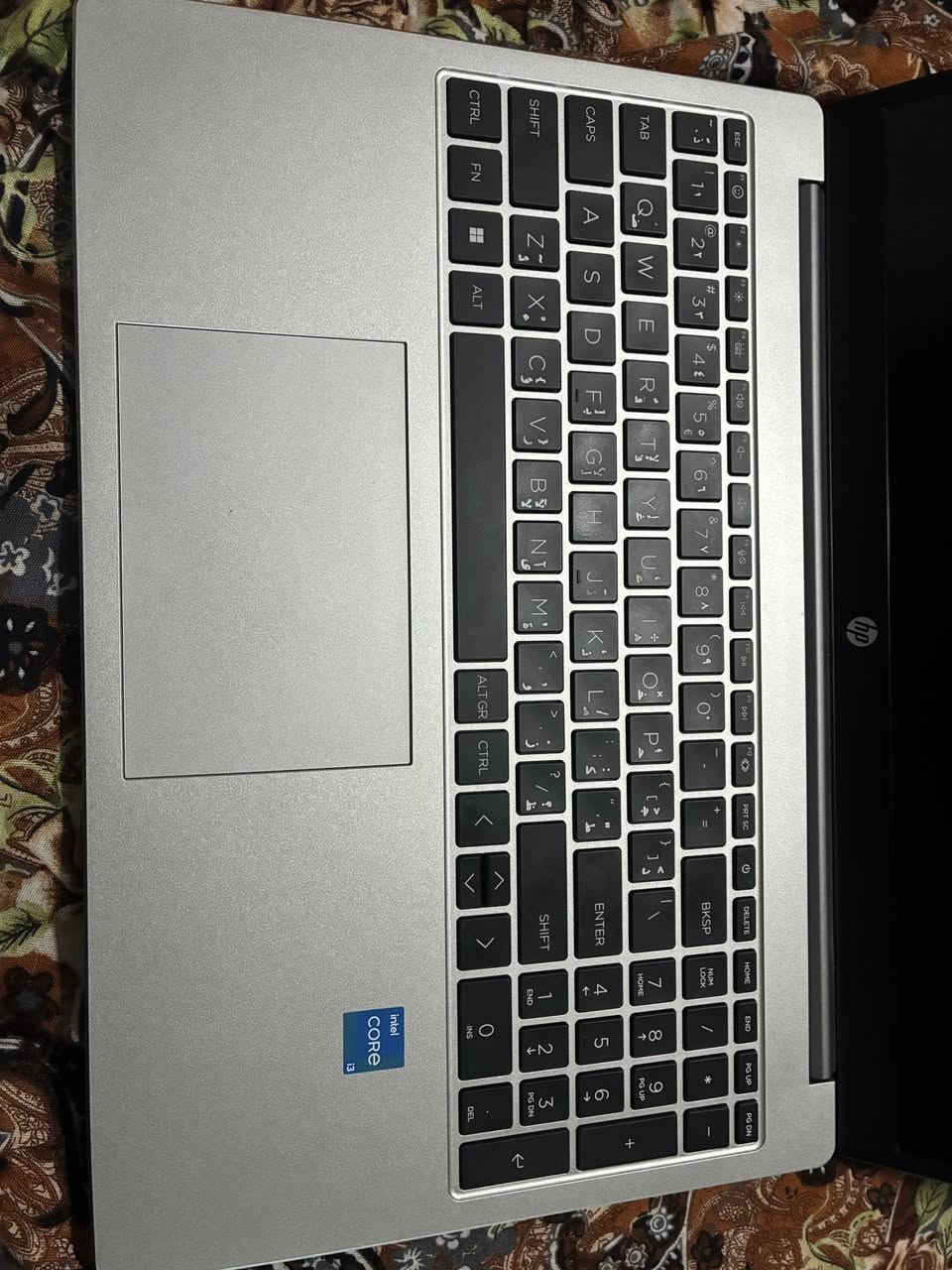 السلام عليكم شباب،
عندي لابتوب HP راقي وبحالة الوكالة (شبه جديد ونظيف جداً) للبيع بداعي الترقية. الجهاز استخدامه خفيف وممتاز جداً للدراسة، التصفح، الأعمال المكتبية، والبرامج، وسريع جداً بالشغل ومابيه أي نقص أو عيب.
المواصفات الكاملة للجهاز:
 الشركة المصنعة: HP
 المعالج (CPU): Intel® Core™ 3 (معالج حديث كفاءة عالية وأداء مستقر)
 الذاكرة العشوائية (RAM): 8GB DDR4 (ممتاز للتنقل بين البرامج بسلاسة)
 الهارد (Storage): 512GB SSD من نوع NVMe السريع جداً (تشغيل الحاسبة بلمحة عين ومساحة كبيرة للحفظ)
 الشاشة: وضوح عالي ومريحة جداً للعين عند القراءة والمشاهدة.
 البطارية: بحالة ممتازة وتطول وتدوم حسب الاستخدام.
 النظام: محمل عليه ويندوز أصلي ومحدث مع البرامج الأساسية وجاهز للاستخدام مباشرة.
الملحقات:
 الشاحن الأصلي للابتوب.
السعر: 300.000 دينار عراقي وبي مجال للاستفسار خاص


**إذا كنت صاحب هذا الإعلان وتريد حذفه لأي سبب، رجاءا أرسل رسالة إلى الدعم الفني**