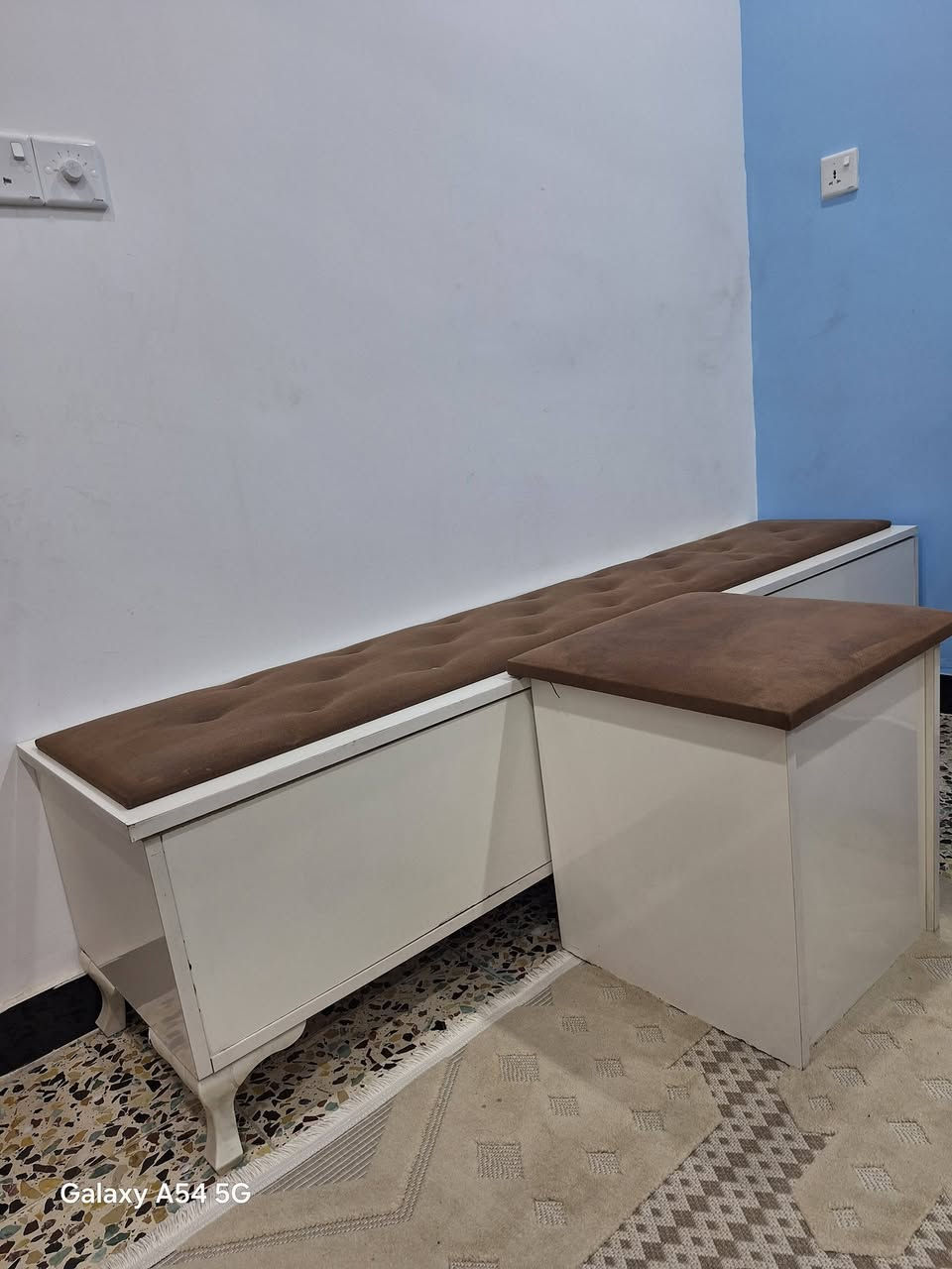 غرفة نوم بيضاء ٩ قطع كبيرة السعر ٨٠٠ وبيهه مجال رقم التلفون ***********
