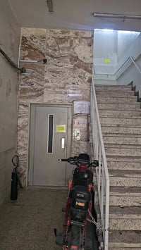 اخر. شقتين. للايجار عمارة ابي طالب. الوزيرية مقابل التربية الرياضيه لل...