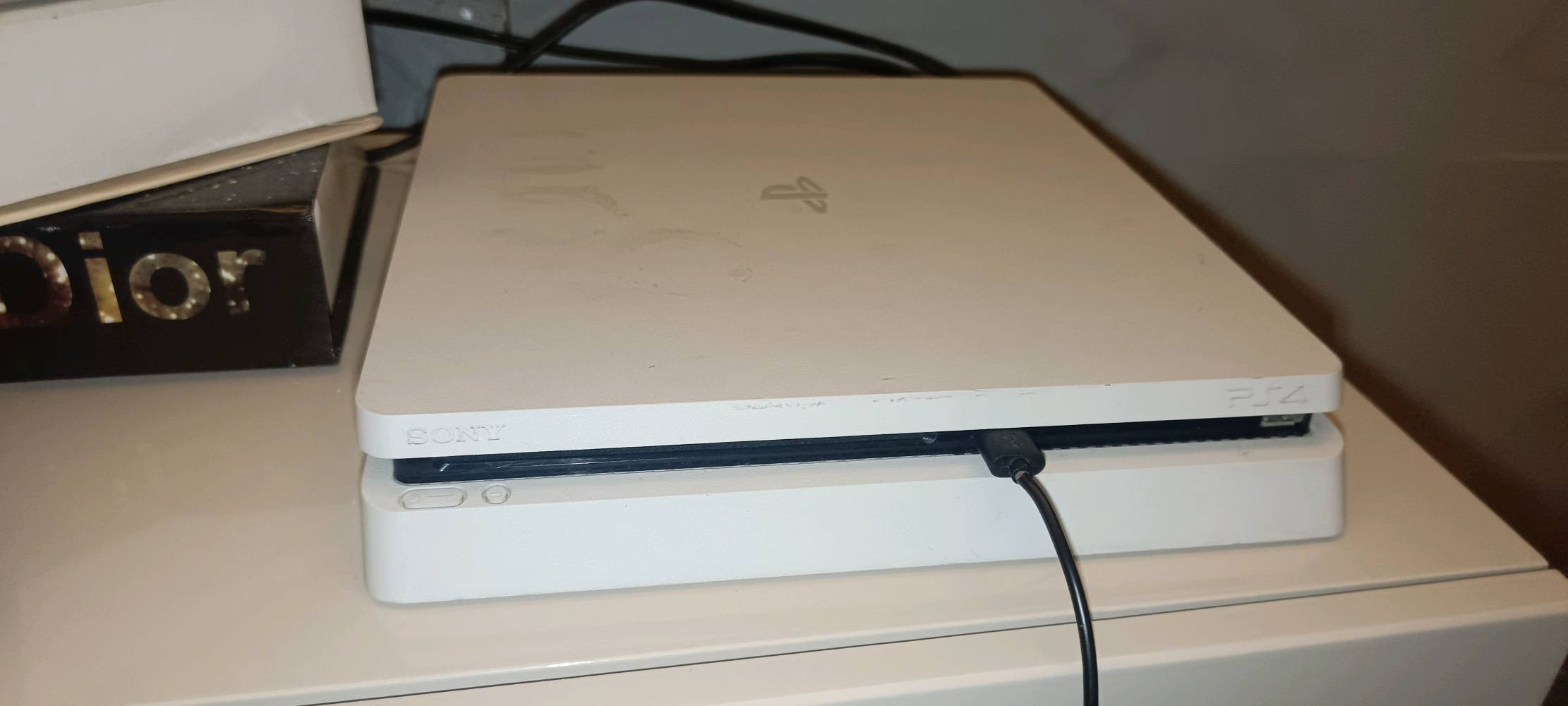 بلي 4 سلم للبيع ملحقات كامل جهاز نظيف كلشي شغال 100% مامفتوح 
اقراص ماوياه العاب منزل بس وحده بي 