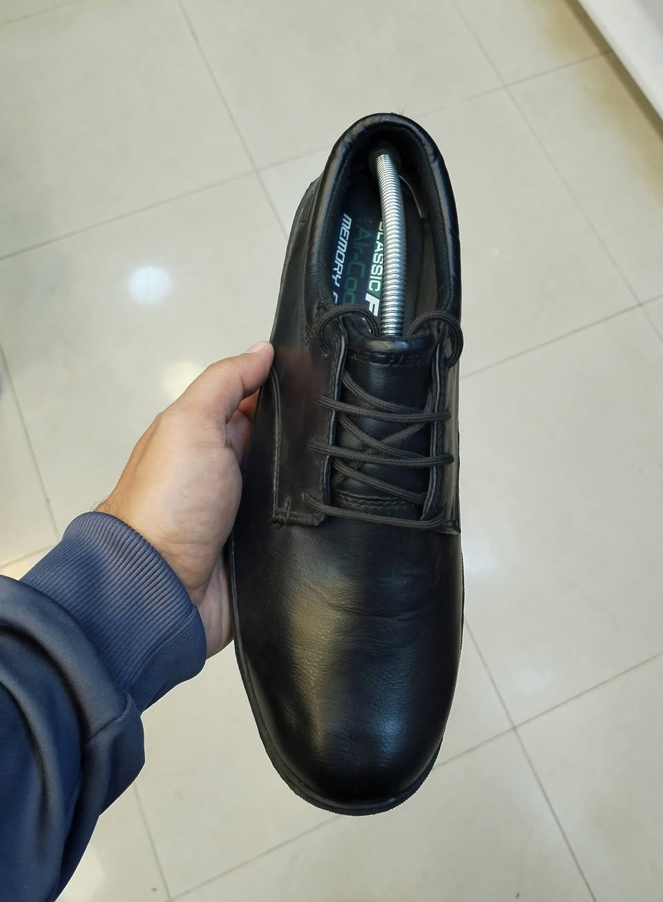 حذاء ماركة سكجرز
أصلي وكالة اورجنال 
بالة اوربي نظافة 💯 
قياس 45 طول القدم 29 سنتيم 
جلد طبيعي وزن خفيف 
دبان ميموري فوم طبي
قطعة راقية كجول ورسمي 
للحجز على خاص 
أو مراسلة واتساب ***********
توصيل لكل محافظات العراق
