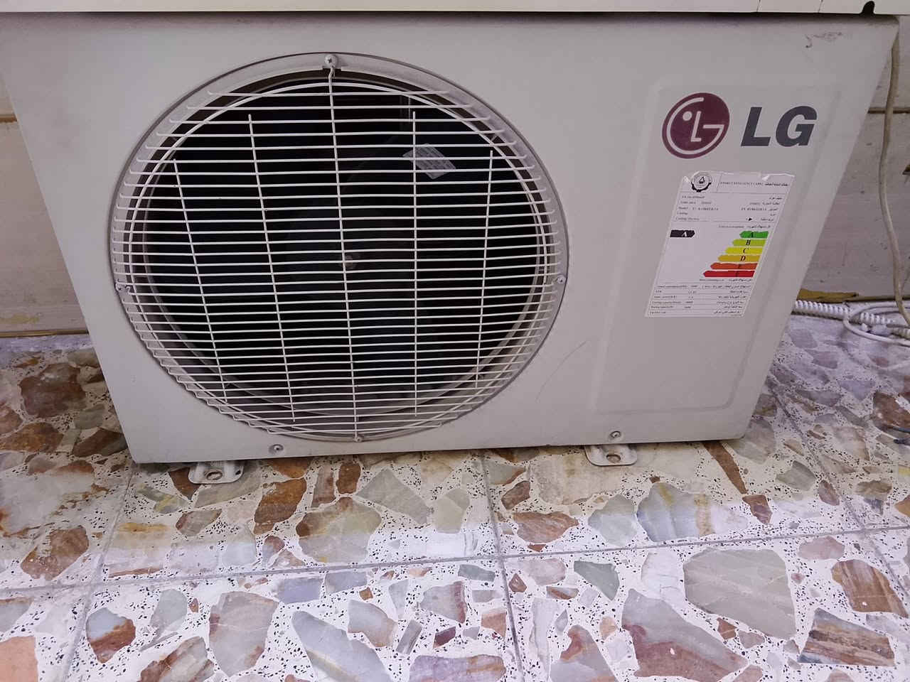 سبلت واحد طن LG  كامل شغال مامصلح ابد لسعر ١٥٠ مكان بغداد حي الجهاد ***********
