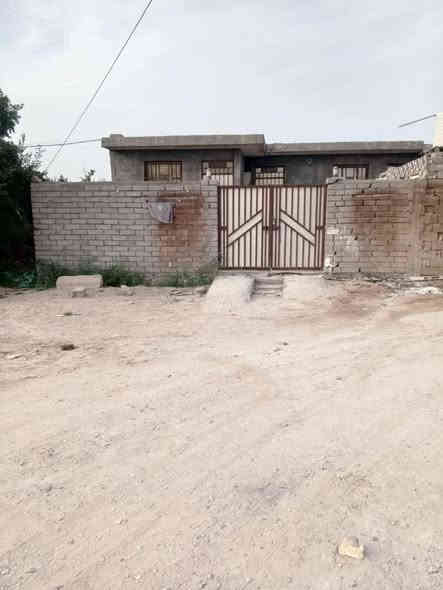 عندي بيوت 2 نفس خريطه  🏠 مساحة 200 بناء 🚧 بس الواجه غرفة وستقبال او هول حمامات 🛁 اليناء بلوك والسقف كونكريت بناء حديث البيت جاهز خدمات كامله السعر  بيت واحد30 بيه مجال قليل العنوان الشفيج ***********
