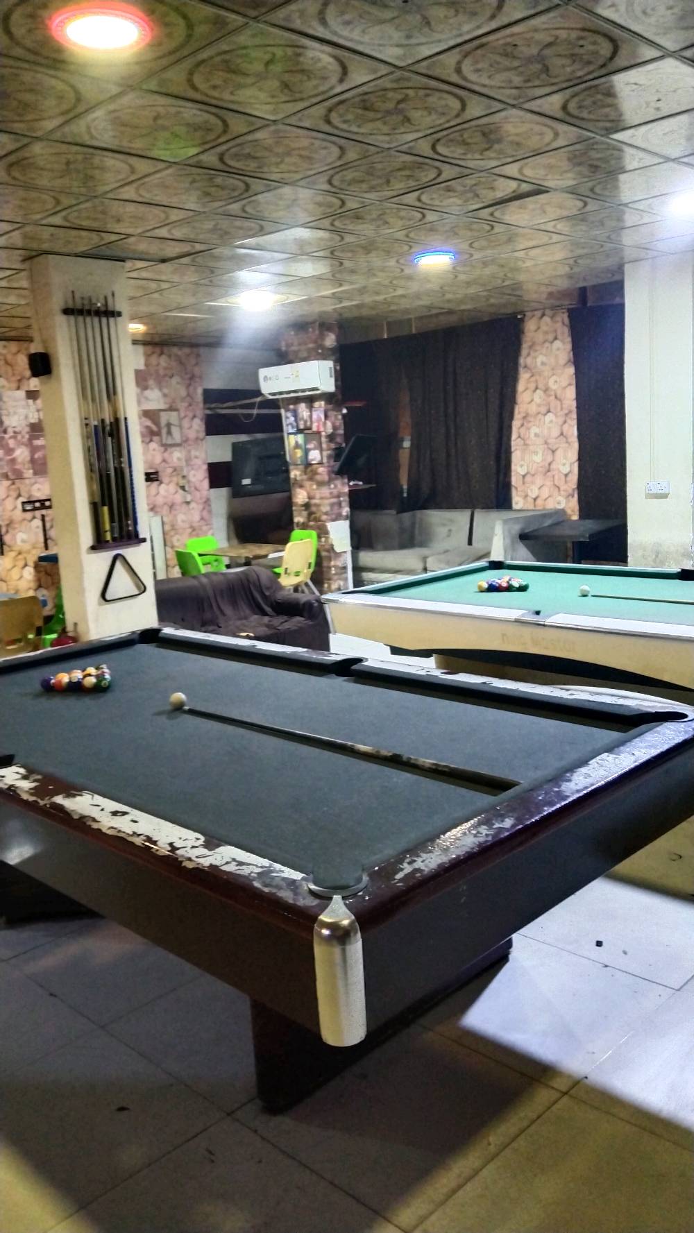 كوفي شوب للبيع البصره –القبله سوق المصطر كوفي شوب شغّال وجاهز بالكامل سبب البيع: عدم التفرغ المحتويات: سبلت كنتوري 3 طن عدد (2) سبلت 1 طن + سبلت 2 طن شاشات قياس 60 عدد (3) شاشة 42 عدد (2) + شاشة 32 عدد (1) ثلاجة + مجمّدة ماكينة صنع ثلج للعصائر نراكيل عدد (40) نظام كاميرات مراقبة نظام صوت عدد (2) منظومة إنترنت مشفّرة قنفات عدد (5) حالة متوسطة بايراد عدد (2) ميزات دومنه مع كراسي عدد (6) مطبخ متكامل (خلاط + غلاية) مطبخ خاص للنراكيل مولد 32 أمبير بنكات عمودية عدد (6) بلي فور عدد ١ وبعد نواعم الاجار 750 للاستفسار