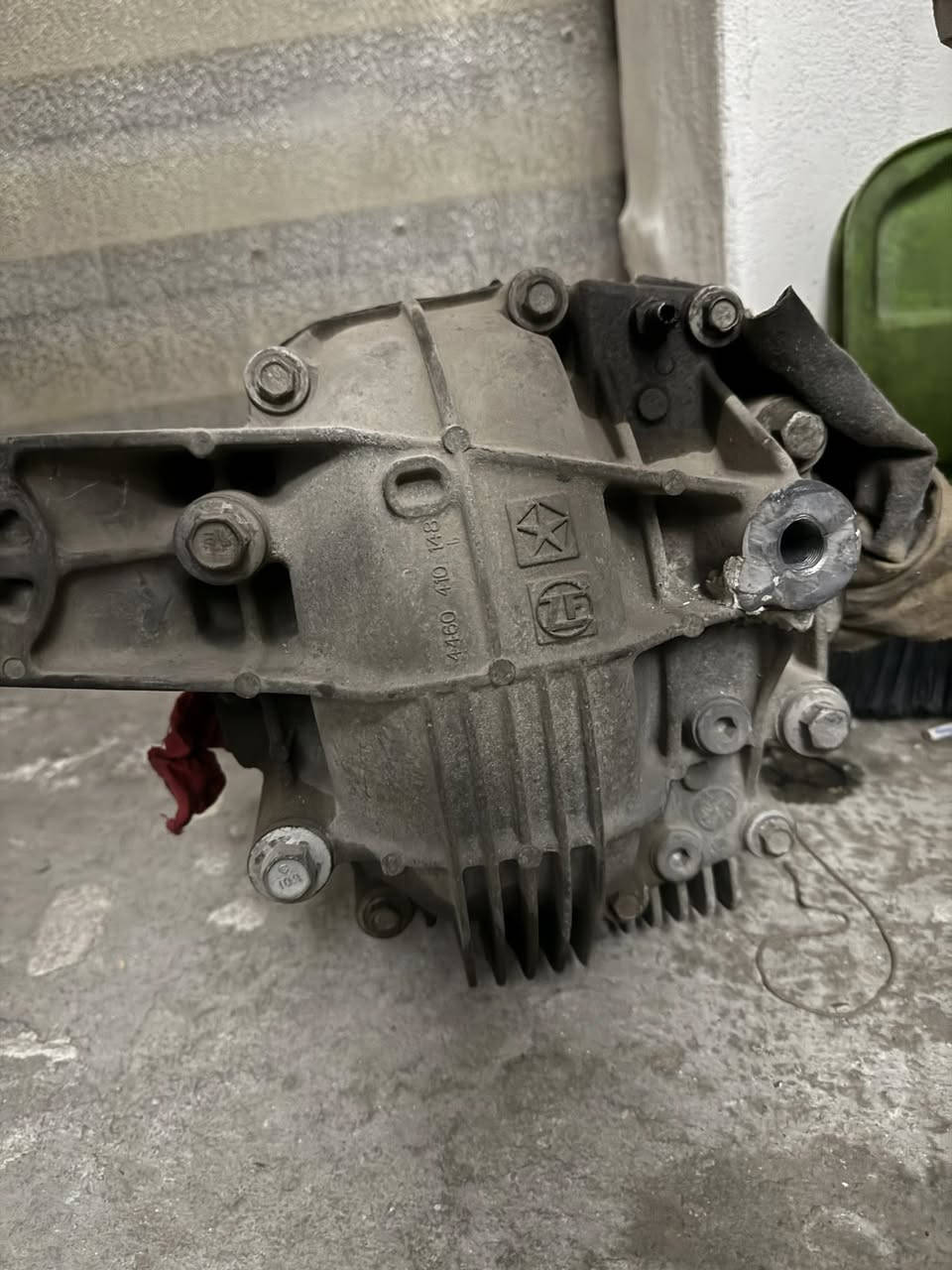 السلام عليكم 
اكسل قفل يحتاجله بوشه وسن مكان البرغي 
بي فطر وملحوم
جنت استخدمه ومفتوح من سيارتي يعني حشوه نظيفة 100%
السعر ٤٠٠$
***********
