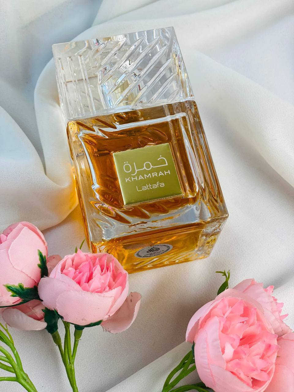 ✨ عطر خمرة قهوة (Khamrah Qahwa) ✨من دار لطافة للعطور
تجربة عطرية فاخرة تأخذك إلى عالم القهوة الشرقية الغنية، حيث تمتزج التوابل الدافئة مع الحلاوة الناعمة لتخلق توقيعًا عطريًا لا يُنسى ☕🔥
شرقي غورماند دافئ للجنسين (Unisex) مثالي للأجواء الباردة، السهرات، والمناسبات الخاصة

👃 التركيبة العطرية:
• المقدمة: قرفة، هيل، زنجبيل — افتتاحية حارة ومنعشة تعكس الطابع الشرقي الأصيل
• القلب:برالين، فواكه مجففة، زهور بيضاء — مزيج حلو وكريمي يضيف عمقًا وأناقة
• القاعدة: قهوة، فانيليا، حبوب التونكا، بنزوين، مسك — قاعدة دافئة وغنية تمنح العطر ثباتًا وفخامة استثنائية

🌟 مميزات العطر:
✔ ثبات عالي يدوم لساعات طويلة
✔ فوحان قوي وجذاب يلفت الأنظار
✔ رائحة متوازنة بين الحلاوة ومرارة القهوة الفاخرة
✔ تصميم مثالي لعشاق العطور الثقيلة الراقية
.
🎯 مناسب لـ:
• عشاق روائح القهوة والغورماند
• و من يفضلون العطور الشرقية الفاخرة
•و كل من يبحث عن بصمة عطرية مميزة تدوم
#الاصلي المنشأ إماراتي 🇦🇪💯
السعر 23 الف
🚘 يوجد خدمة توصيل لجميع محافظات العراق ٤ 🚘


**إذا كنت صاحب هذا الإعلان وتريد حذفه لأي سبب، رجاءا أرسل رسالة إلى الدعم الفني**