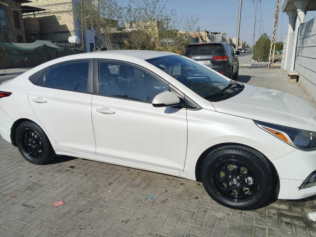 للبيع هيونداي أكسنت بحالة جيدة جدًا
• الموديل: 2020
 • اللون: أبيض
 • الوارد: الولايات : امريكي
 • الفئة: رقم معوقين

المواصفات:
 • محرك اقتصادي وعملي
 • ناقل حركة أوتوماتيكي
 • شاشة وسطية
 • كاميرا خلفية
 • أنوار LED
 • جنوط أصلية

حالة السيارة:
 • دعاميات مبدّلة ومصبوغة سابقًا
 • توجد طگّة خفيفة بالجاملغ الأيسر (صفحة السائق)، مصلحه بارد وعلى مساحة محدودة وتم تصليحها بدون قص
 • الشاصي سليم
 • المحرك والجير بحالة ممتازة
 • نظافة جيدة داخليًا وخارجيًا
 • الاستخدام شخصي وخالي من الملاحظات المهمة

السعر المطلوب: (125 $)
الموقع: (البصره / القبله)
رقم الهاتف : ***********
